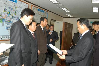 2006-02-17-부산시직원임용장1.JPG