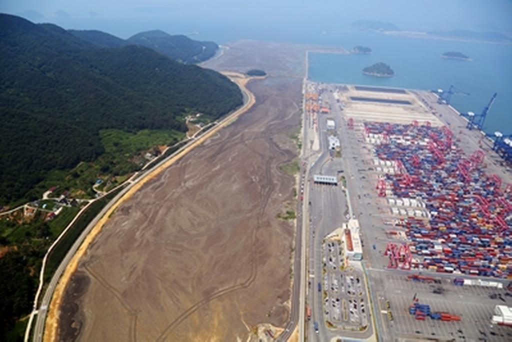 <p>2014년 6월 신항남측배후부지 현장사진입니다.</p>