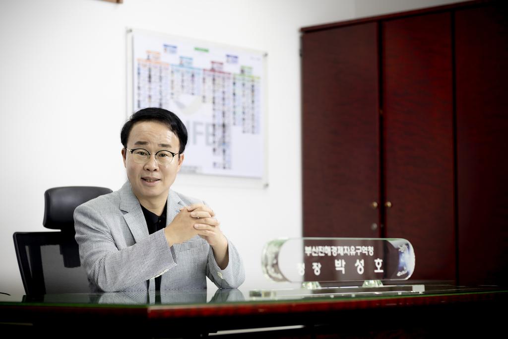 (사진)박성호 부산진해경제자유구역청이 13일 집무실에서 인터뷰를 하며 '북극항로 시대와 국토균형발전 및 지속가능한 성장을 위한 BJFEZ의 중요성과 역할'을 이야기하고 있다.