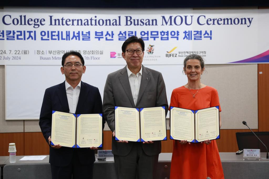 (사진1)김기영 부산진해경제자유구역청장, 박형준 부산시장,  펠리시티 컬크 웰링턴칼리지 이사(좌측부터 순서대로)