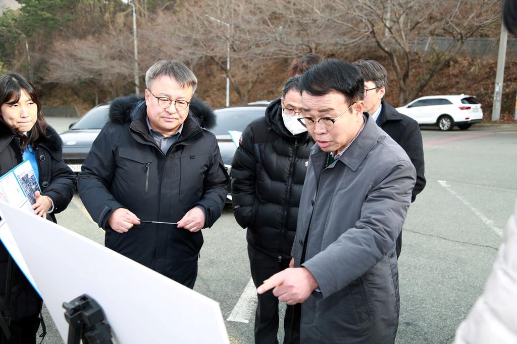 (사진1)박성호 청장 주요 사업장 찾아 ‘해법 청사진’ 그린다(신항배후지 남측 개발사업 현장 방문)