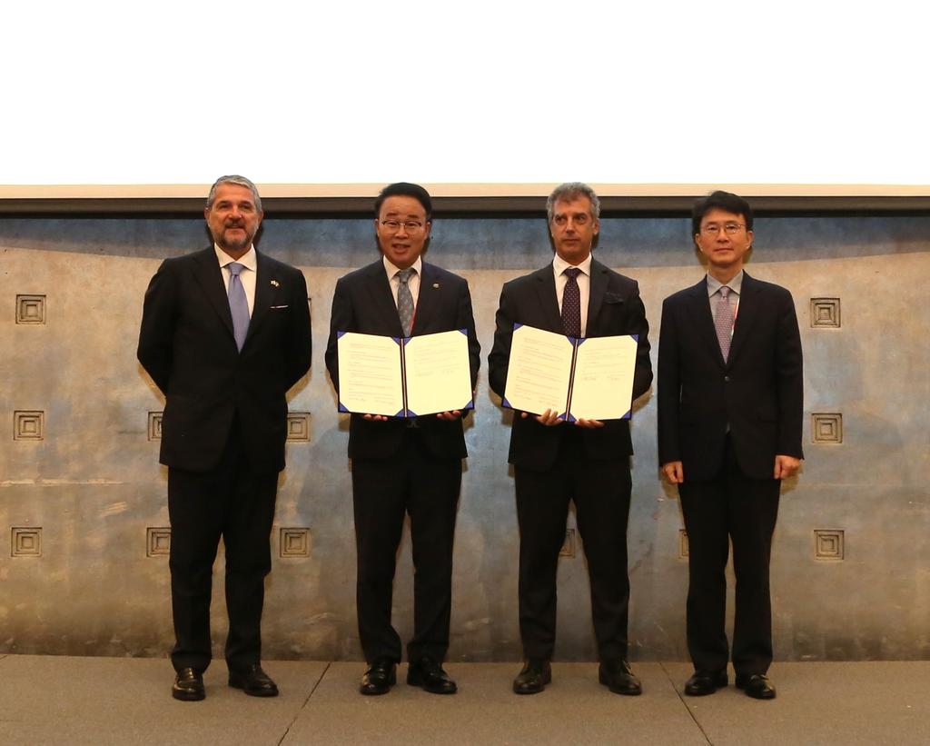 (사진1)5일 서울 롯데호텔에서 열린 '부산진해경제자유구역청-주한이탈리아상공회의소 MOU체결'에서 박성호(왼쪽 두 번째) 부산진해경제자유구역청장이 참석자들과 기념촬영을 하고 있다.