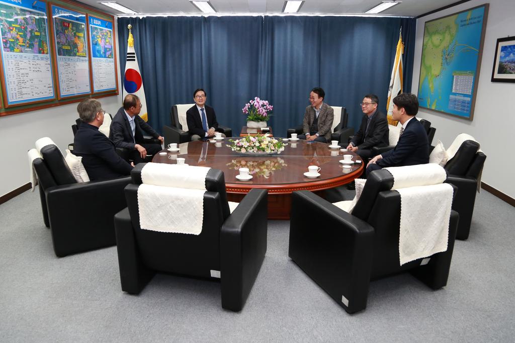 경남연구원장 부산진해경제자유구역청 방문