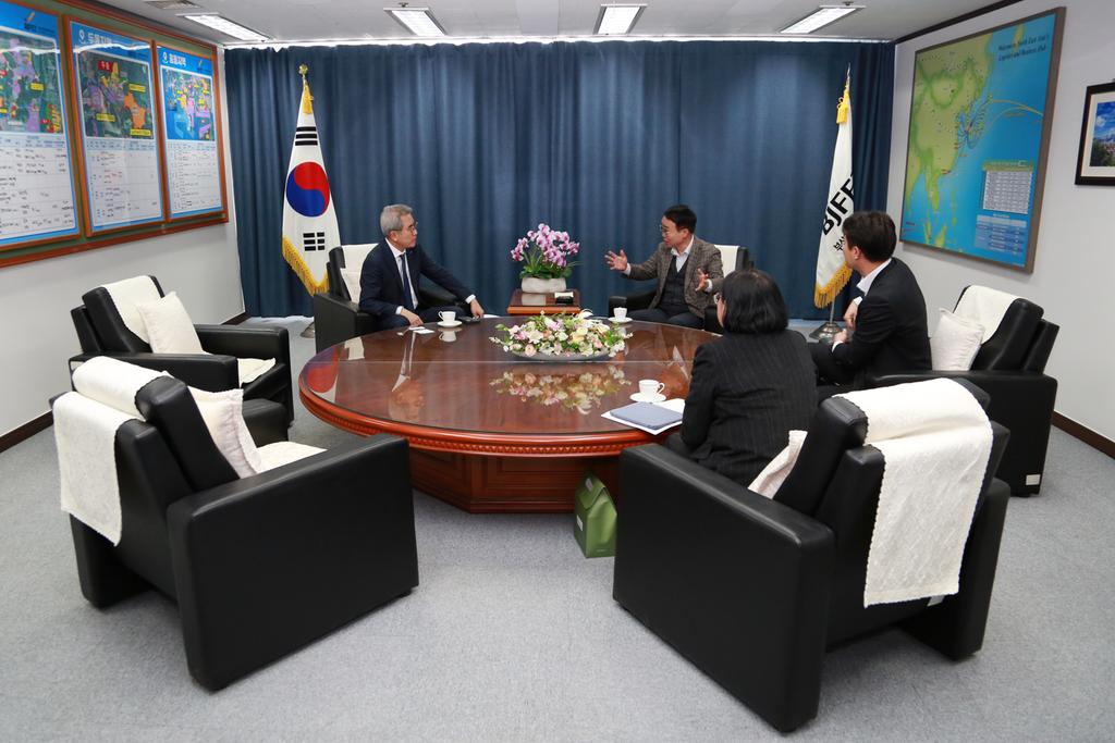 동원로엑스냉장 대표 부산진해경제자유구역청 내방