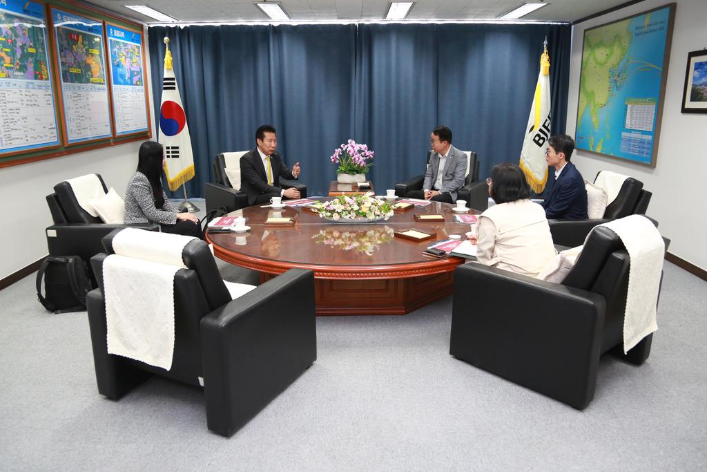일본 코쿠사이익스프레스 대표 부산진해경제자유구역청 내방